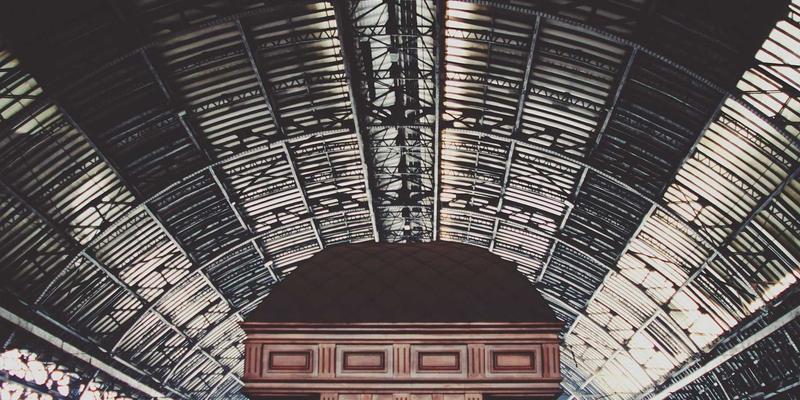 数据分析驱动变革：基于多源综合信息的城市交通拥堵成因与智能疏导策略