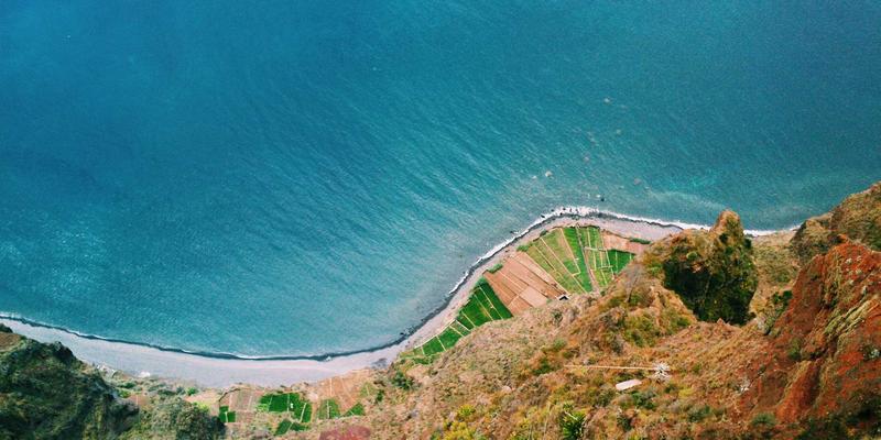 综合信息74：如何通过专业服务平台整合商业资讯与行业解决方案